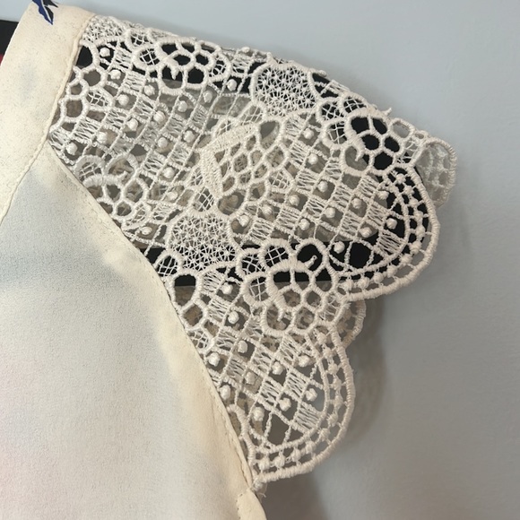 NWOT Maurices Women's Cream Tank with Orange and‎ Blue Floral Lace Sleeves Small - Picture 3 of 4